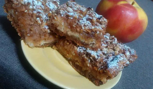 Постный пирог с яблоками, манной крупой и орехами
