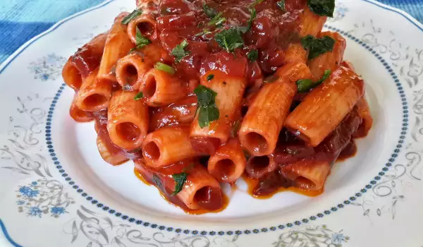 Простые постные макароны с томатным соусом