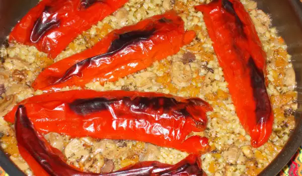 Постные фаршированные перцы с рисом, грибами и грецкими орехами