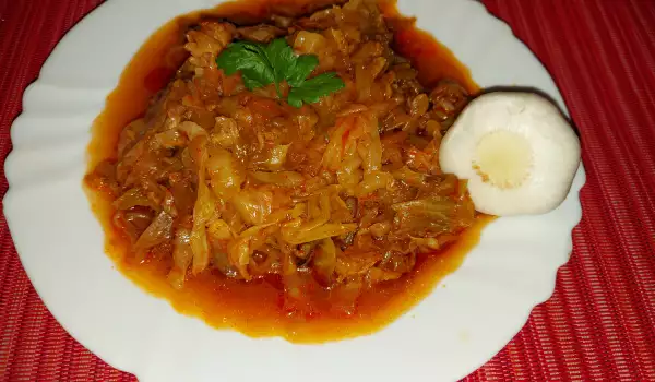 Свежая капуста с морковью и помидорами в духовке