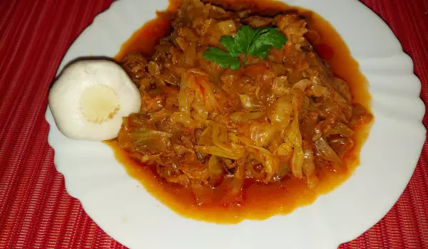 Свежая капуста с морковью и помидорами в духовке