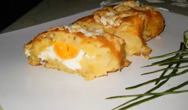 Картофельный рулет с начинкой из вареных яиц и брынзы