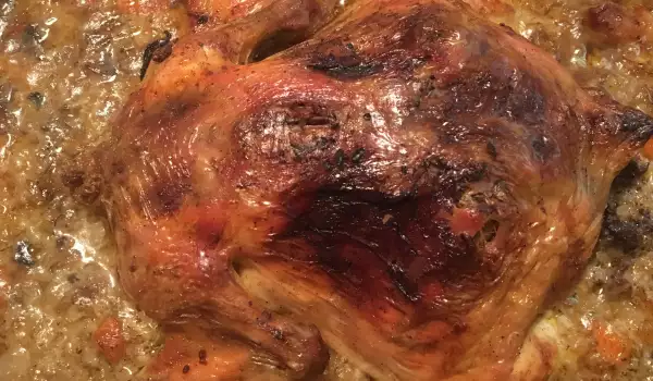 Праздничная фаршированная курица с рисом и потрохами на квашеной капусте