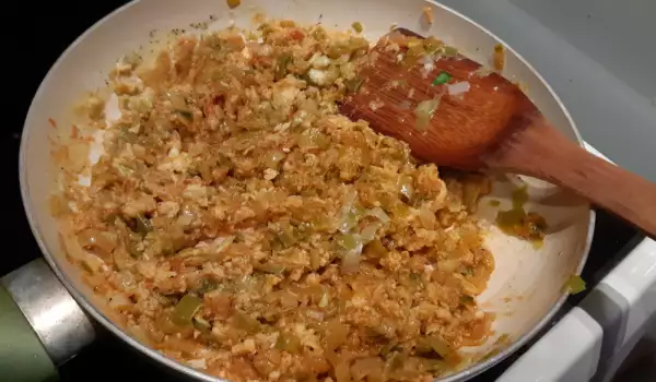 Лук-порей с салом и яйцами на сковороде