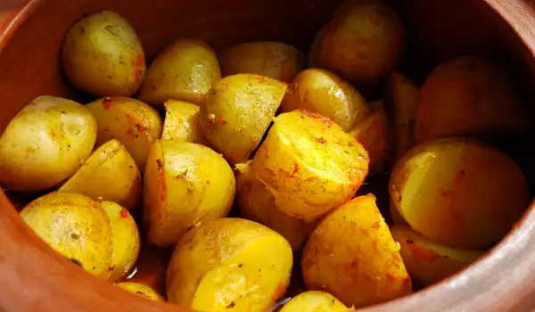 Тушеный картофель в глиняном горшке
