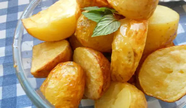 Молодой жареный картофель на сковороде (в кастрюле)