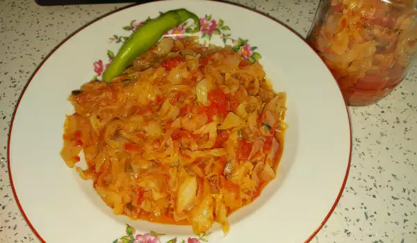 Свежая капуста с помидорами в банках