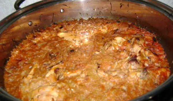 Свежая капуста с курицей и рисом в духовке