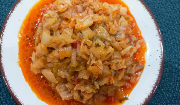 Свежая капуста с помидорами в банках
