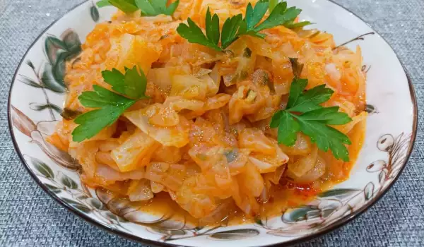 Свежая капуста с помидорами в банках