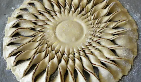 Уникальный пирог Солнце из слоеного теста