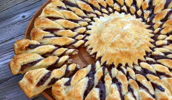 Уникальный пирог Солнце из слоеного теста