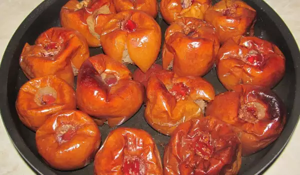 Запеченные яблоки с лукумом и грецкими орехами