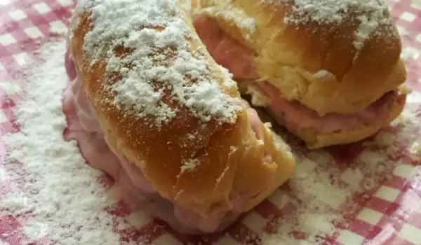 Клубничные булочки с кремом