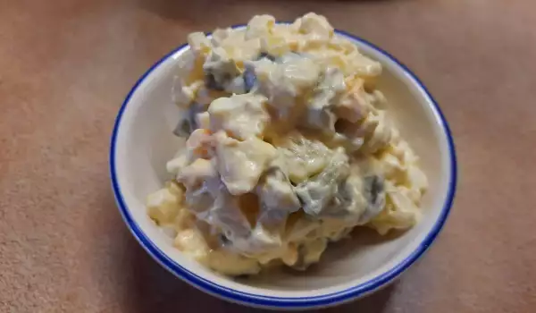 Яичный салат с солеными огурцами и картофелем