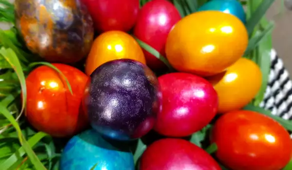Крашеные пасхальные яйца жемчужной краской и фольгой