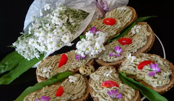 Аппетитная закуска с яйцами, черемшой и авокадо