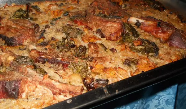 Запеченные свиные ребрышки с рисом и шпинатом