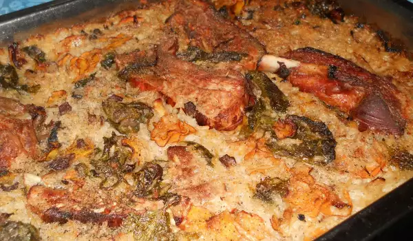 Запеченные свиные ребрышки с рисом и шпинатом
