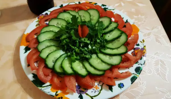 Слоеный салат с помидорами и огурцами