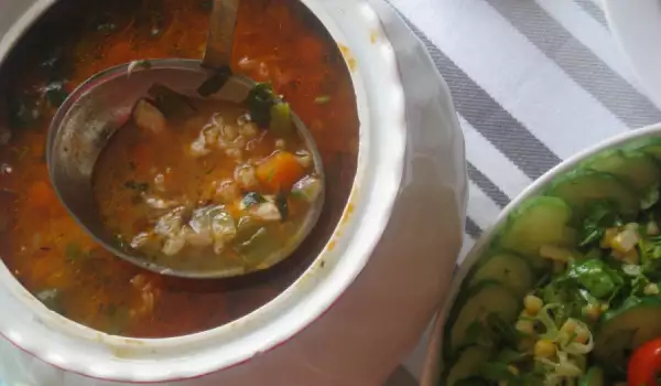 Сытный рыбный суп с рисом, репчатым луком и сладким перцем