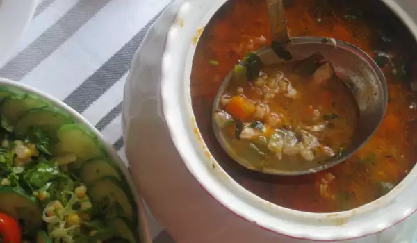 Сытный рыбный суп с рисом, репчатым луком и сладким перцем