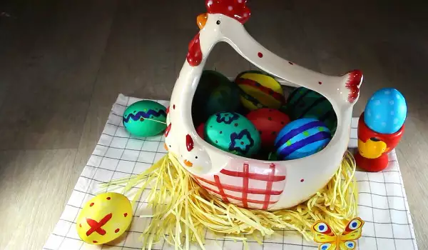 Пасхальные крашеные яйца с рисунками