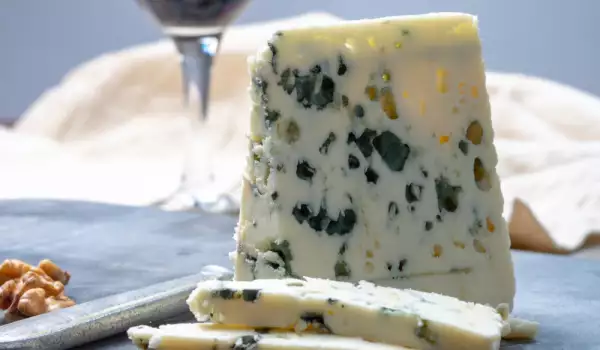 С каким вином и напитками подать голубой сыр?