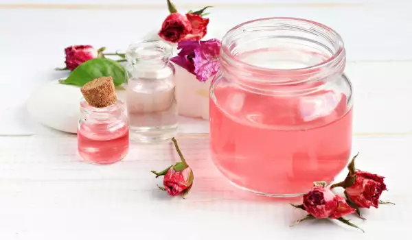 Как приготовить воду из лепестков роз?