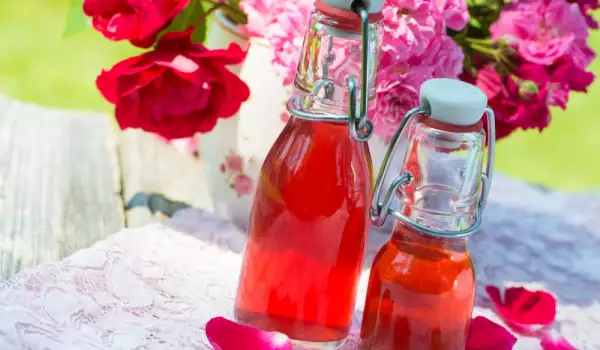 Розовая вода - для чего она полезна и как ее использоватье