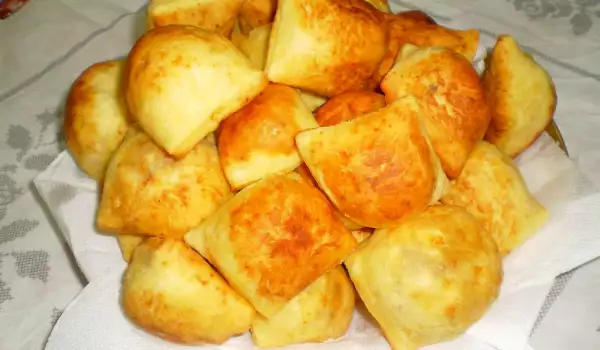 Нарезанные пончики с яйцом и кислым молоком