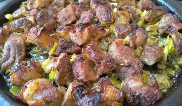 Садж из свинины с зеленым луком и чесноком