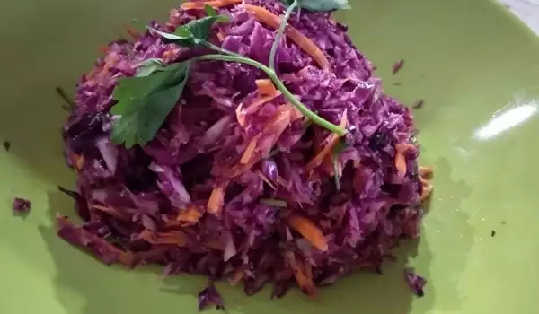 Салат из красной капусты с морковью и петрушкой