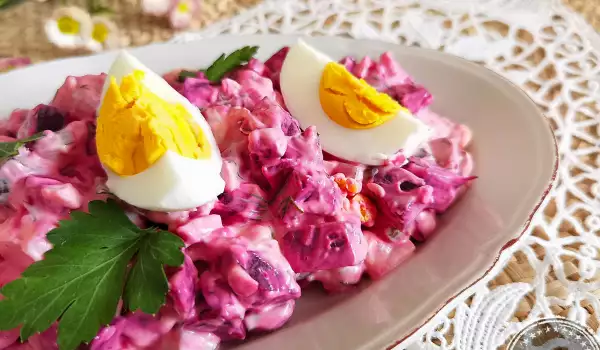 Вкусный салат со свеклой и яйцами