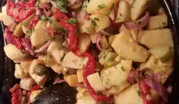 Картофельный салат с кислыми огурчиками и сладким перцем