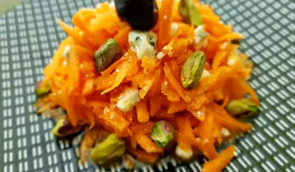 Морковный салат с фисташками и брынзой