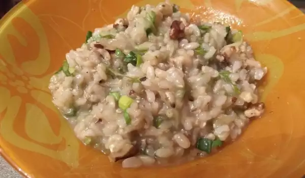 Салат с коричневым рисом и зелеными приправами