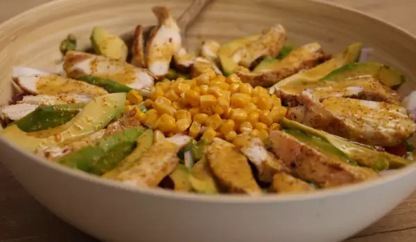 Салат с запеченной курицей, авокадо и кукурузой