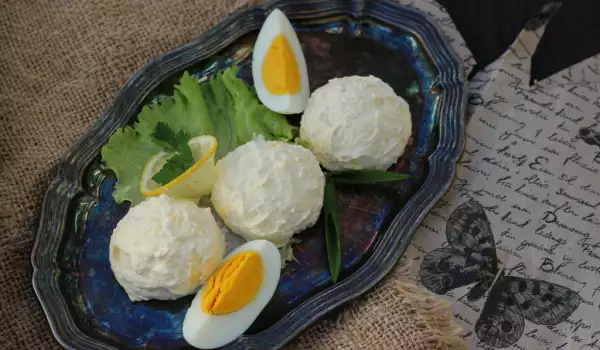 Вкусный салат с яйцами