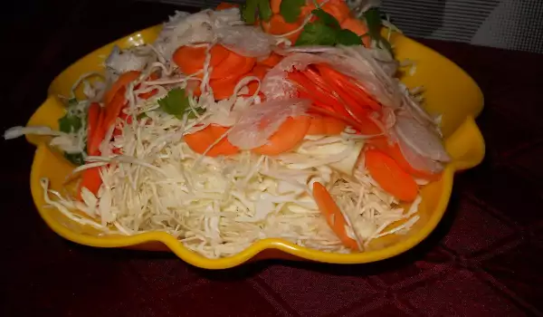 Салат из капусты, белой репы и моркови