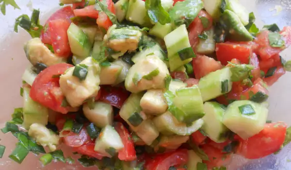 Салат с авокадо, помидорами и огурцами