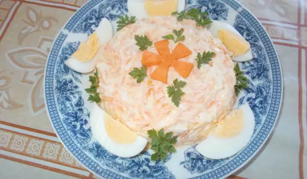 Морковный салат с изюмом и майонезом