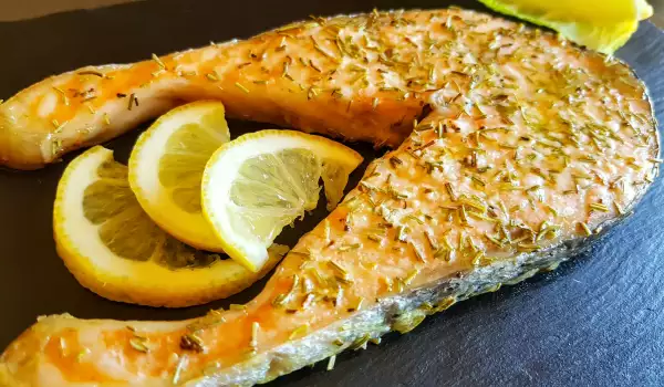 Запеченные стейки из лосося с розмарином