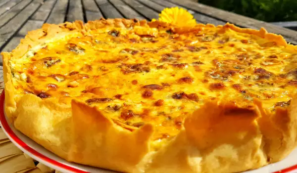Соленый тарт с луком пореем и голубым сыром