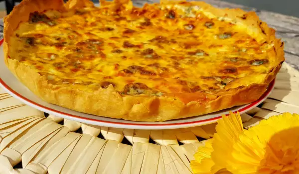 Соленый тарт с луком пореем и голубым сыром