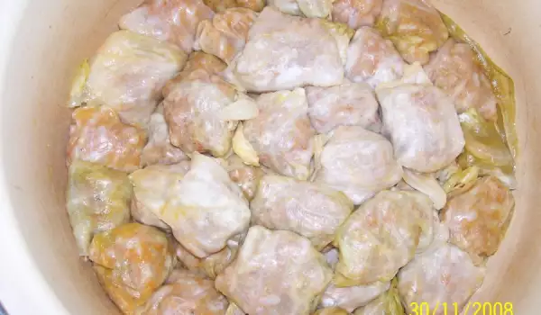 Домашняя курица, фаршированная греческими голубцами, с квашеной капустой