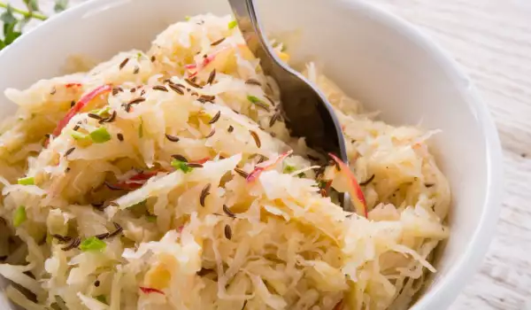 салат с квашеной капустой