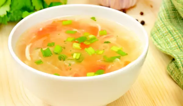 Деревенский суп с луком-пореем и квашеной капустой