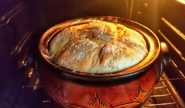 Деревенский хлеб в глиняном горшке