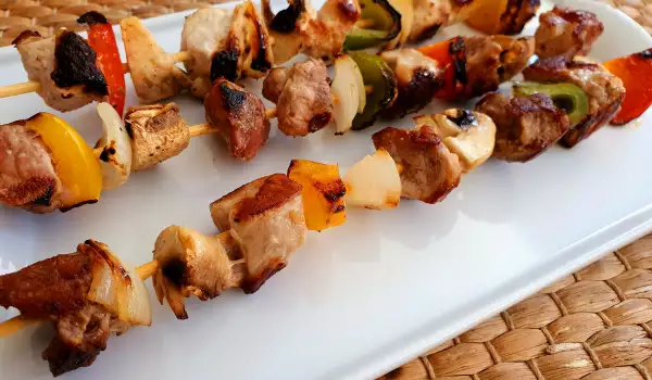 Шашлык из свиного окорока и овощей